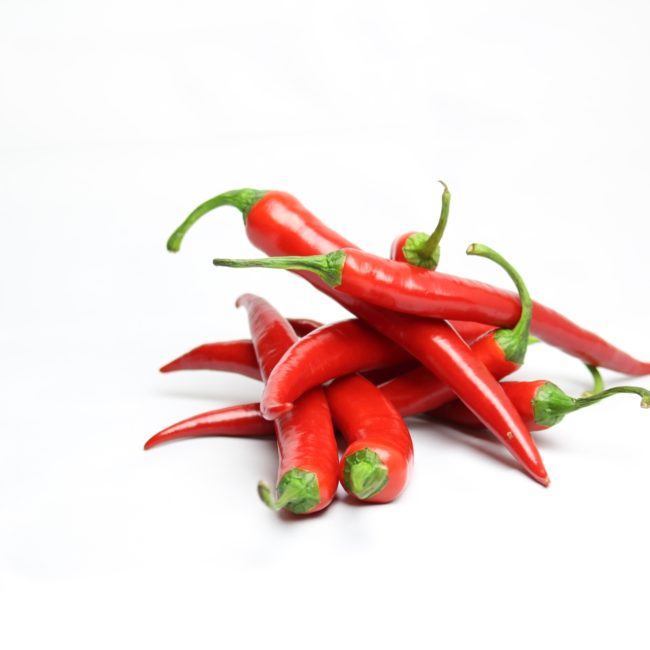 Produktfotografie rote Chili-Schoten vor weißem Hintergrund fotografiert im nerdvibe Fotostudio in Rostock