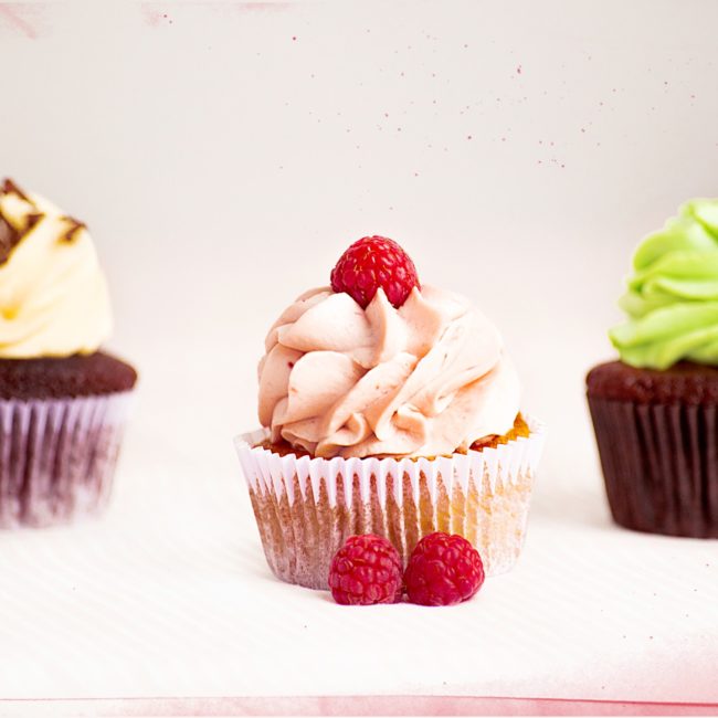 Serviervorschlag drei Cupcakes unterschiedliche Geschmaksrichtungen vor hellem Hintergrund