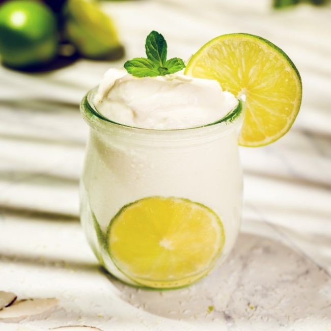 Foodfotografie von Limette-Kokos-Dessert im Glas