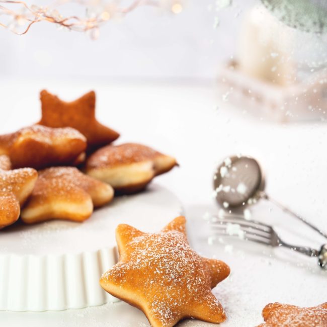 Rezept: Silvester Krapfen mit Puderzucker und Marmelade von Dessertfotografin Jessica Brach.