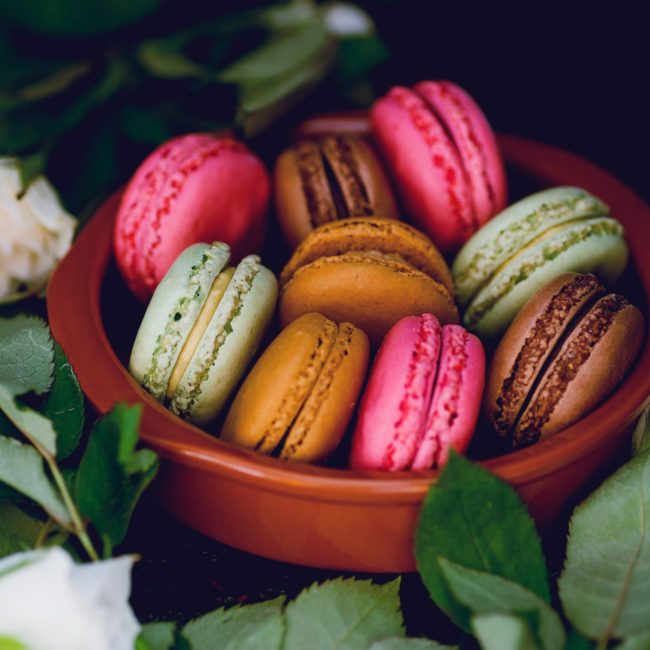 Dessertfotografie in Deutschland, Mv und Rostock, bunte Macarons in Schale mit Rosen macarons hintergrundbilder