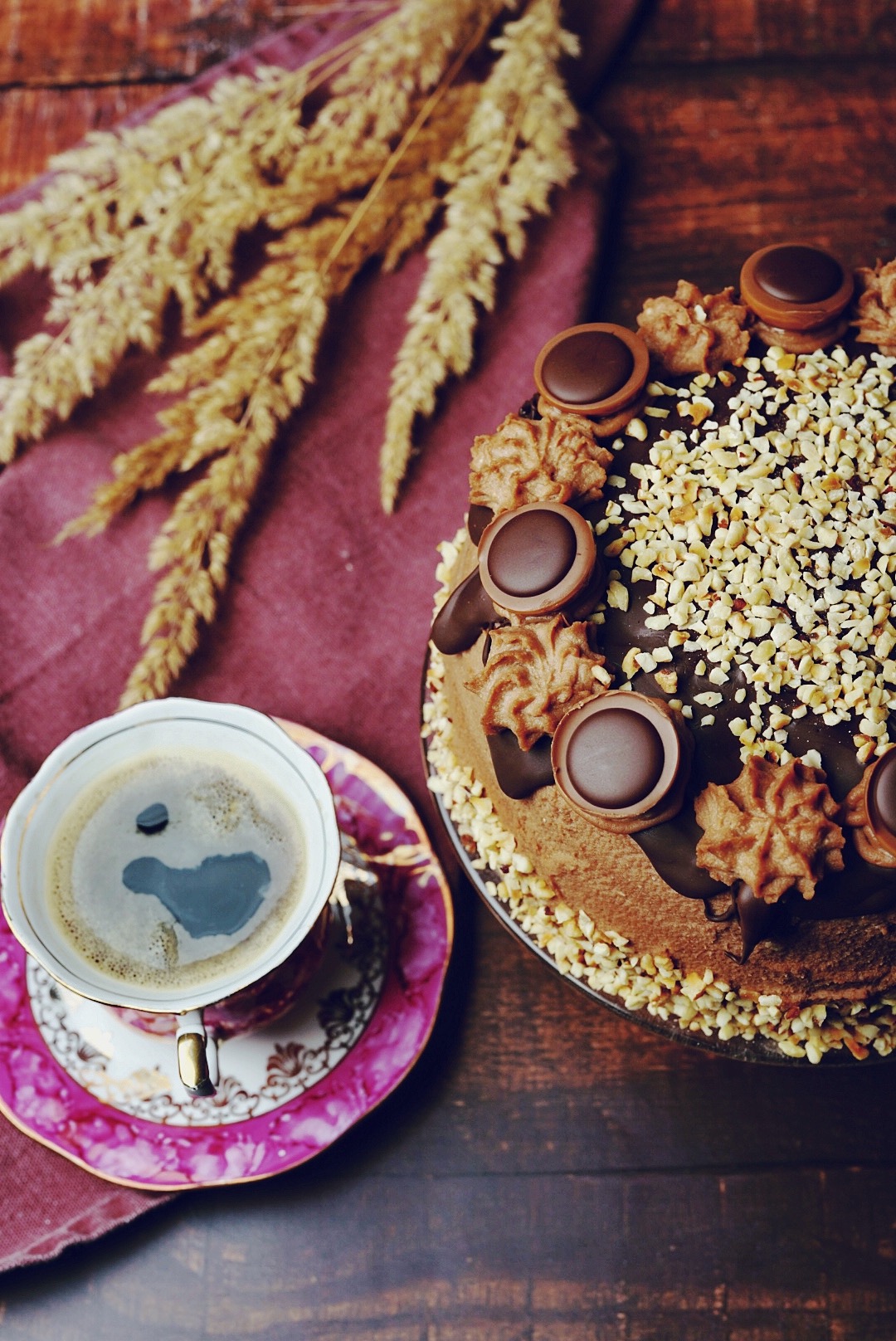 Schokoladige Nuss Nougat Torte mit Toffifee fürs Kaffeetrinken. Foodfotograf in Rostock