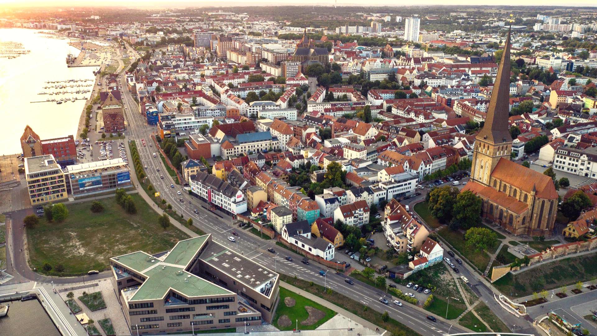 Luftbildaufnahme Rostock, Drohnenfotografie Service für Gebäude, Ortschaften, Hafen und Immobilien