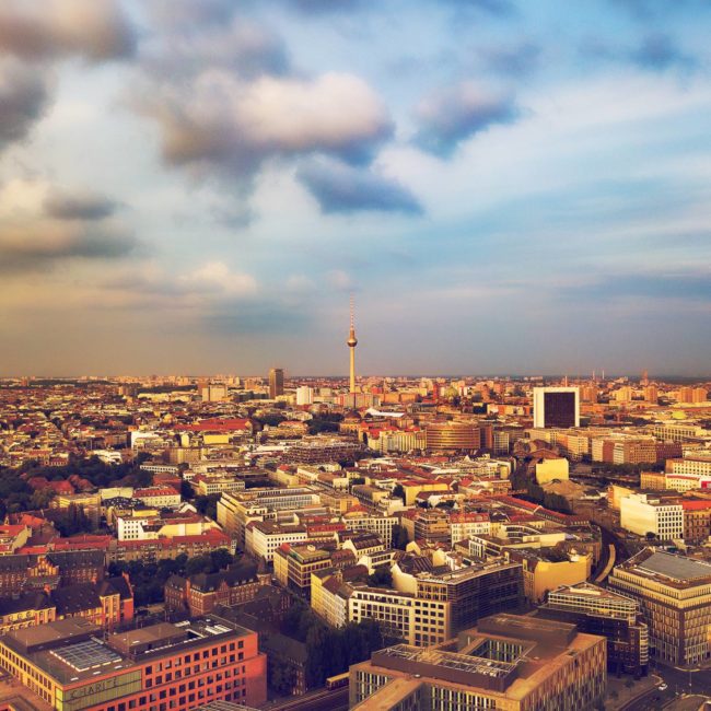 Luftbild Berlin und Luftaufnahme vom Berliner Fernsehturm, gewerbliche Luftbildaufnahmen mit der Drohne