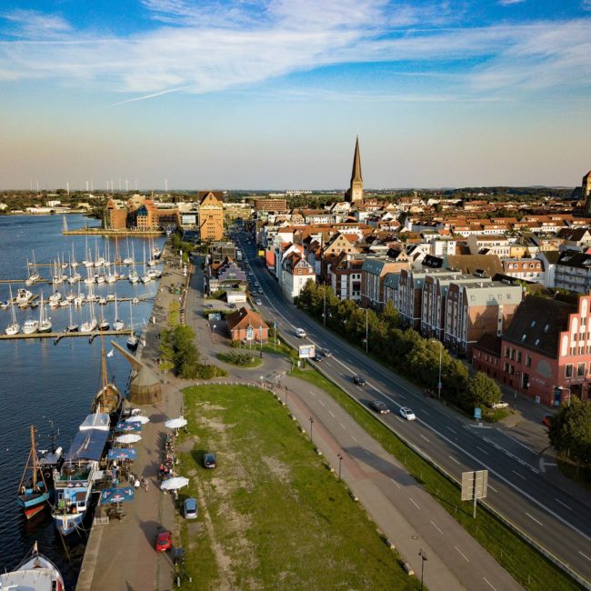 Drohnenfotografie Luftbild vom Rostocker Stadthafen, eine gewerbliche Luftbildaufnahme von Rostock