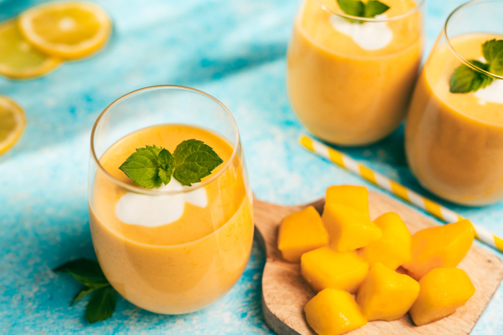 Serviervorschlag Mango-Zitronen-Lassi, wunderbar fruchtig und schnell hergestellt aus frischen Mangos, die perfekte Abkühlung im Sommer.